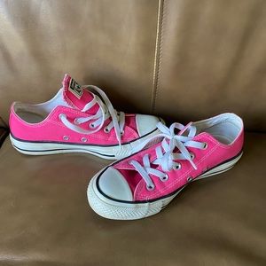 Converse low tops unisex men’s 4 women’s 6 hot pink